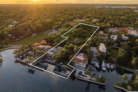 Villa ou maison à vendre à Miami, Floride: 13 chambres, 1101.36 m2 № 1966323 - photo 2