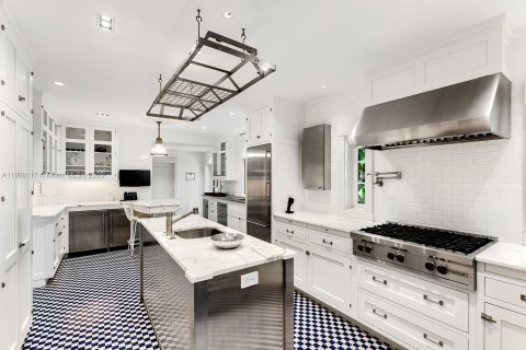 Villa ou maison à vendre à Miami, Floride: 13 chambres, 1101.36 m2 № 1966323 - photo 17
