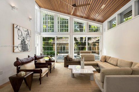 Villa ou maison à vendre à Miami, Floride: 13 chambres, 1101.36 m2 № 1966323 - photo 9