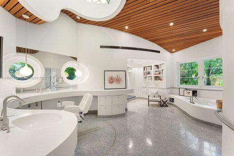 Villa ou maison à vendre à Miami, Floride: 13 chambres, 1101.36 m2 № 1966323 - photo 10
