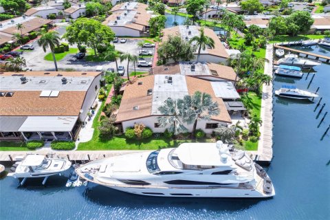 Casa en venta en Hallandale Beach, Florida, 3 dormitorios, 156.08 m2 № 1857612 - foto 1
