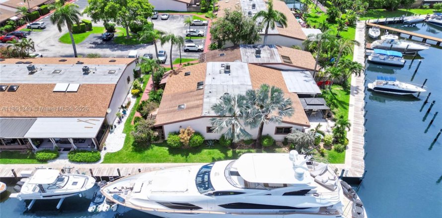 Casa en Hallandale Beach, Florida 3 dormitorios, 156.08 m2 № 1857612