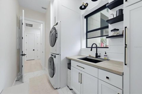 House in Sarasota, Florida 3 bedrooms, 256.87 sq.m. № 2402779 - photo 21