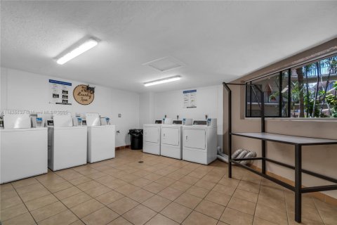 Condo in Miami, Florida, 3 bedrooms № 1934761 - photo 23