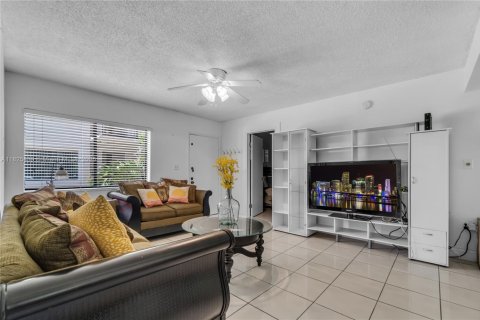 Condo in Miami, Florida, 3 bedrooms № 1934761 - photo 5