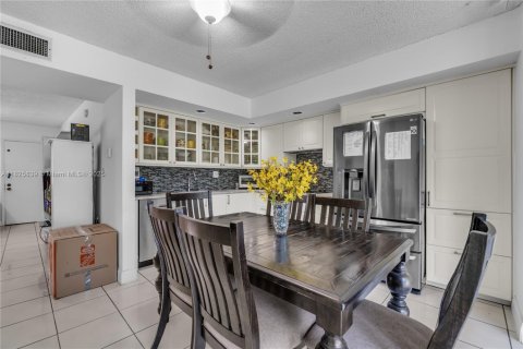 Condo in Miami, Florida, 3 bedrooms № 1934761 - photo 18