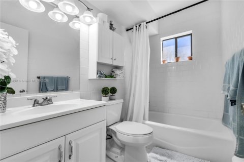 Condo in Miami, Florida, 3 bedrooms № 1934761 - photo 16