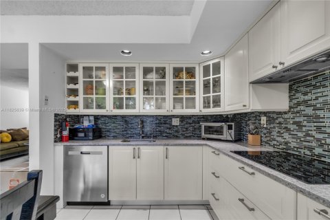 Condo in Miami, Florida, 3 bedrooms № 1934761 - photo 7