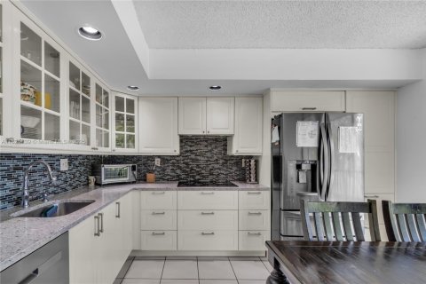 Condo in Miami, Florida, 3 bedrooms № 1934761 - photo 8