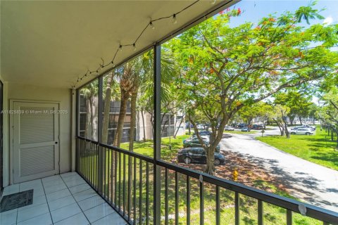 Condo in Miami, Florida, 3 bedrooms № 1934761 - photo 22