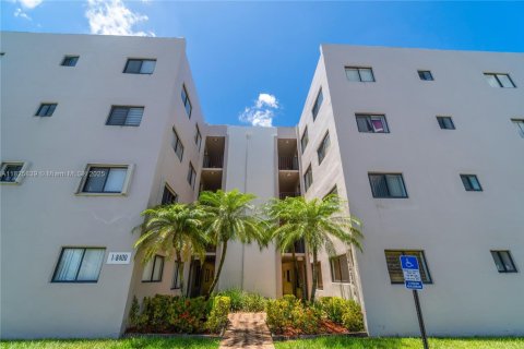 Condo in Miami, Florida, 3 bedrooms № 1934761 - photo 1