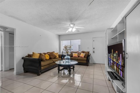 Condo in Miami, Florida, 3 bedrooms № 1934761 - photo 10