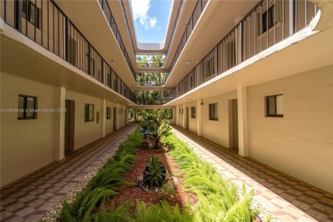 Condo in Miami, Florida, 3 bedrooms № 1934761 - photo 2