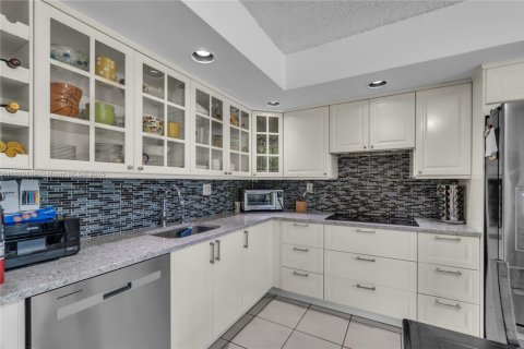 Condo in Miami, Florida, 3 bedrooms № 1934761 - photo 9