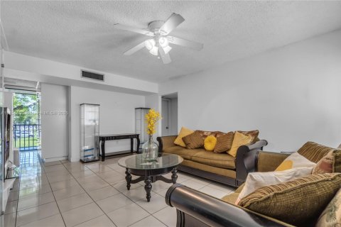 Condo in Miami, Florida, 3 bedrooms № 1934761 - photo 4