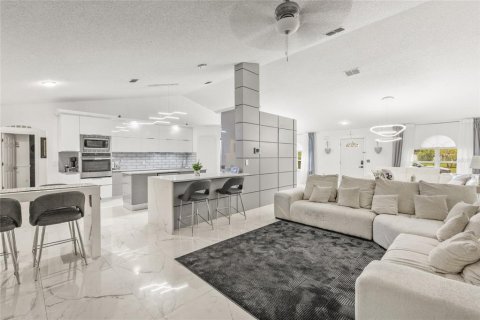 Купить виллу или дом в Чулуота, Флорида 10 комнат, 204.01м2, № 1787580 - фото 8