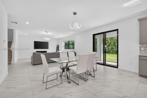 House in Royal Palm Beach, Florida 4 bedrooms, 284.75 sq.m. № 1943771 - photo 13