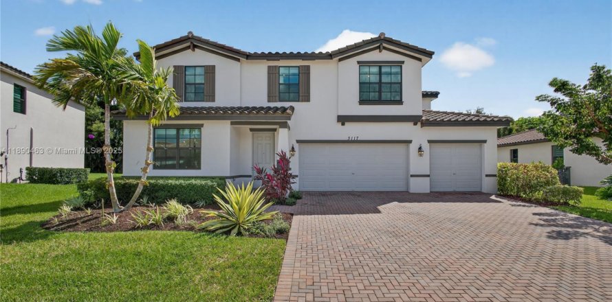 House in Royal Palm Beach, Florida 4 bedrooms, 284.75 sq.m. № 1943771