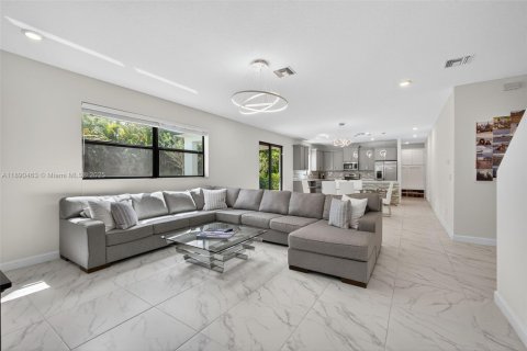 House in Royal Palm Beach, Florida 4 bedrooms, 284.75 sq.m. № 1943771 - photo 17