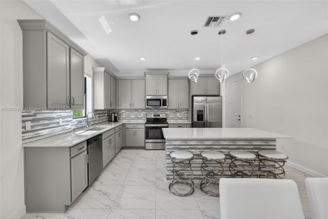 House in Royal Palm Beach, Florida 4 bedrooms, 284.75 sq.m. № 1943771 - photo 7