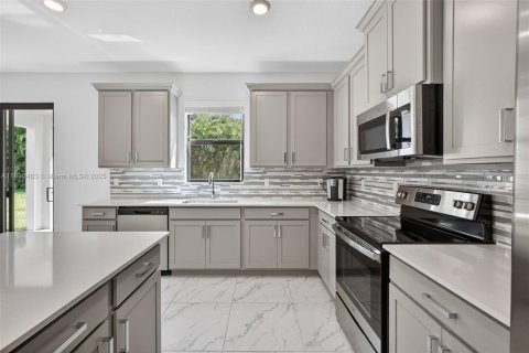 House in Royal Palm Beach, Florida 4 bedrooms, 284.75 sq.m. № 1943771 - photo 10
