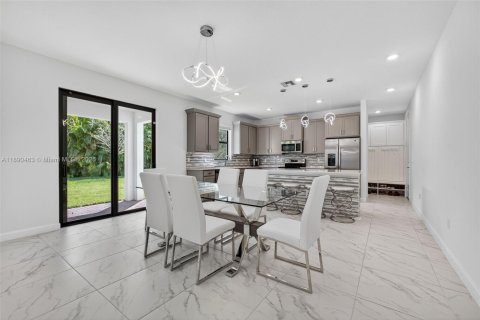 House in Royal Palm Beach, Florida 4 bedrooms, 284.75 sq.m. № 1943771 - photo 12