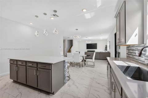 House in Royal Palm Beach, Florida 4 bedrooms, 284.75 sq.m. № 1943771 - photo 9