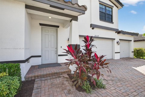House in Royal Palm Beach, Florida 4 bedrooms, 284.75 sq.m. № 1943771 - photo 2