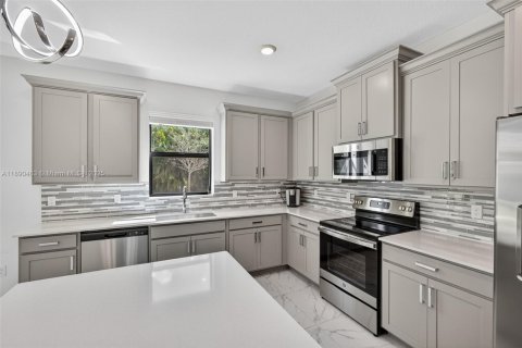 House in Royal Palm Beach, Florida 4 bedrooms, 284.75 sq.m. № 1943771 - photo 6