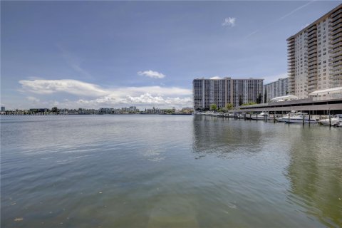 Condo in Sunny Isles Beach, Florida, 2 bedrooms  № 1807583 - photo 27
