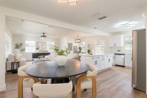 House in Tampa, Florida 3 bedrooms, 156.45 sq.m. № 2223410 - photo 7