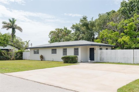 House in Tampa, Florida 3 bedrooms, 156.45 sq.m. № 2223410