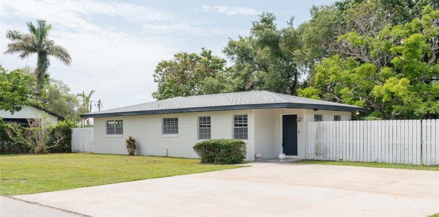 House in Tampa, Florida 3 bedrooms, 156.45 sq.m. № 2223410