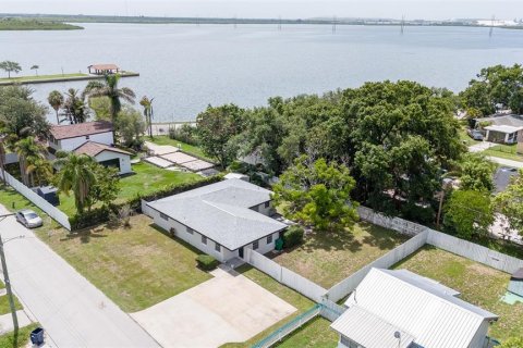 House in Tampa, Florida 3 bedrooms, 156.45 sq.m. № 2223410