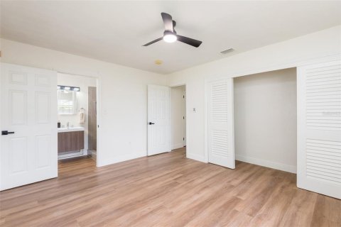 House in Tampa, Florida 3 bedrooms, 156.45 sq.m. № 2223410 - photo 18