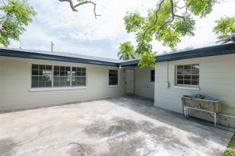 House in Tampa, Florida 3 bedrooms, 156.45 sq.m. № 2223410 - photo 15