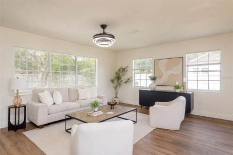 House in Tampa, Florida 3 bedrooms, 156.45 sq.m. № 2223410 - photo 5