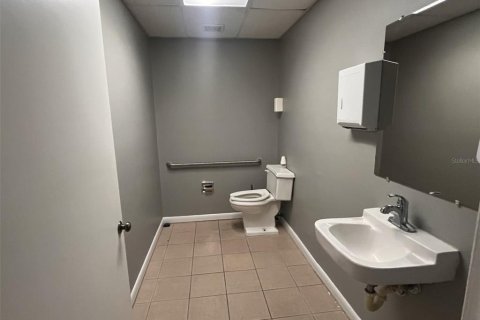Immobilier commercial à louer à Winter Haven, Floride: 1855.63 m2 № 856617 - photo 10