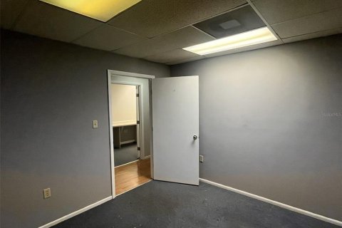 Immobilier commercial à louer à Winter Haven, Floride: 1855.63 m2 № 856617 - photo 12