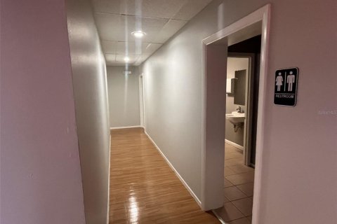 Immobilier commercial à louer à Winter Haven, Floride: 1855.63 m2 № 856617 - photo 9