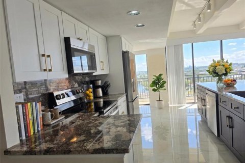 Condo in Treasure Island, Florida, 2 bedrooms № 2149380 - photo 11