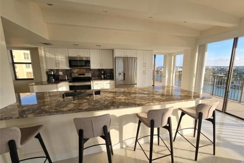 Condo in Treasure Island, Florida, 2 bedrooms № 2149380 - photo 9
