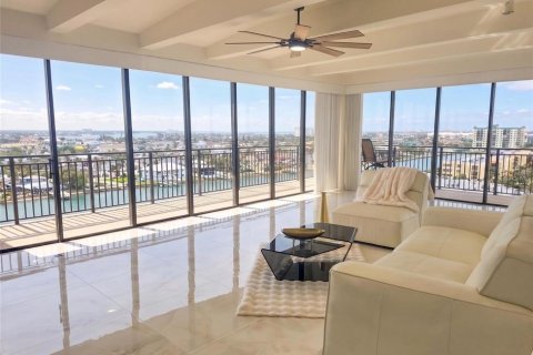 Condo in Treasure Island, Florida, 2 bedrooms № 2149380 - photo 3