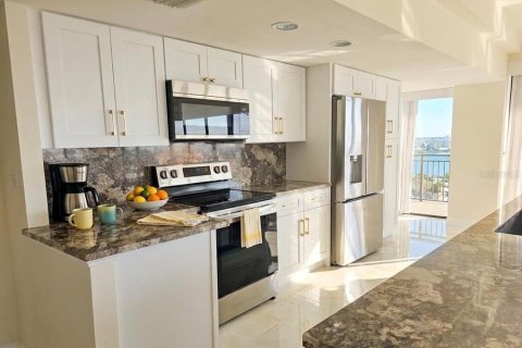Condo in Treasure Island, Florida, 2 bedrooms № 2149380 - photo 10