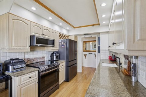 Condo in Aventura, Florida, 2 bedrooms  № 1938780 - photo 17
