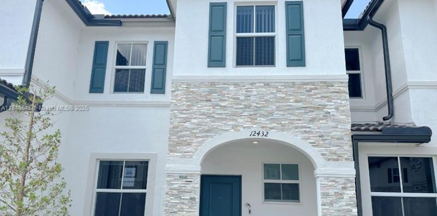 Townhouse in Miami, Florida 3 bedrooms, 137.77 sq.m. № 1845479