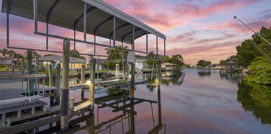 House in Crystal River, Florida 2 bedrooms, 137.87 sq.m. № 2391365
