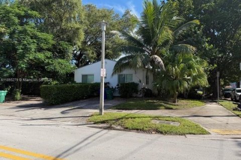 Villa ou maison à louer à Miami, Floride: 2 chambres, 195.09 m2 № 2077195 - photo 1