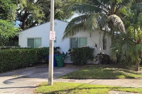 Villa ou maison à louer à Miami, Floride: 2 chambres, 195.09 m2 № 2077195 - photo 2