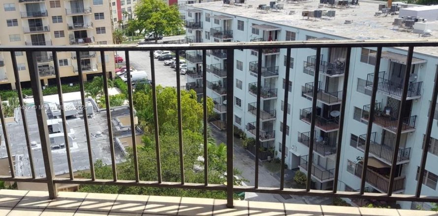 Condo à North Miami, Floride, 1 chambre  № 1977242